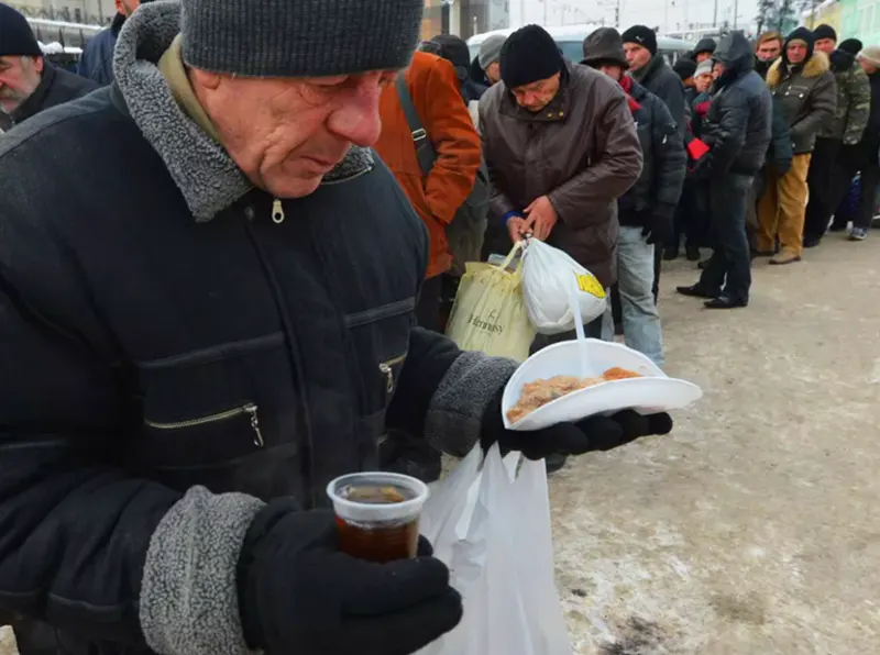раздача еды бездомным